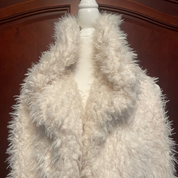 Me Jane Winter White Fuzzy Long Cozy Vest - Picture 3 of 7